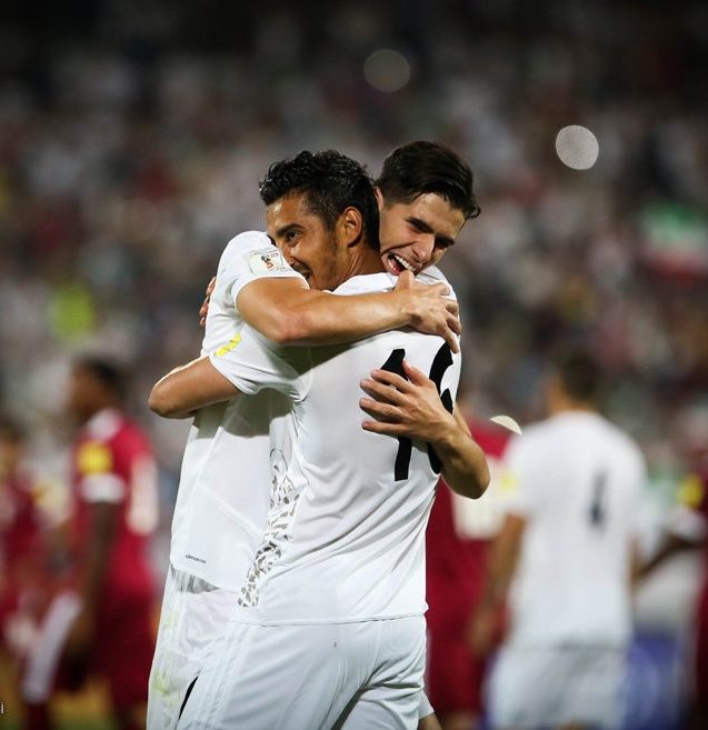 Ramin Rezaeian of Sepahan FC and Jafar Salmani of Esteghlal battle